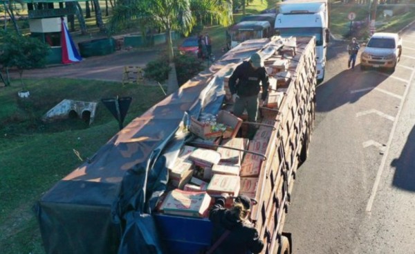 Incautan camiones con toneladas de azúcar y aceite de contrabando