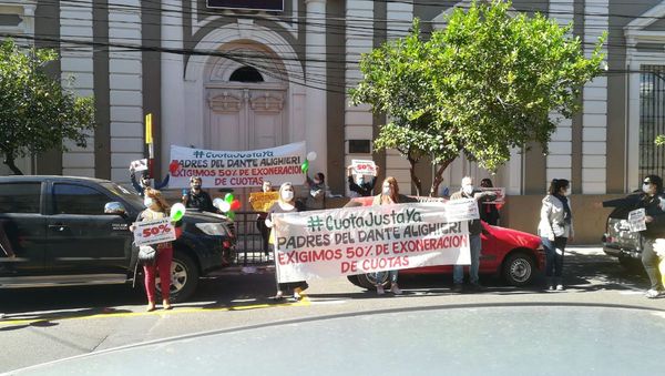 Padres piden que colegio analice reconsideración en descuento de cuotas