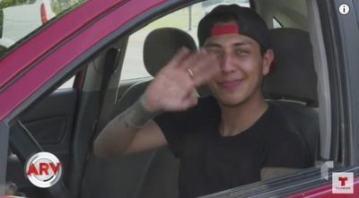 Regalan auto a enfermero que fue discriminado por chofer de bus