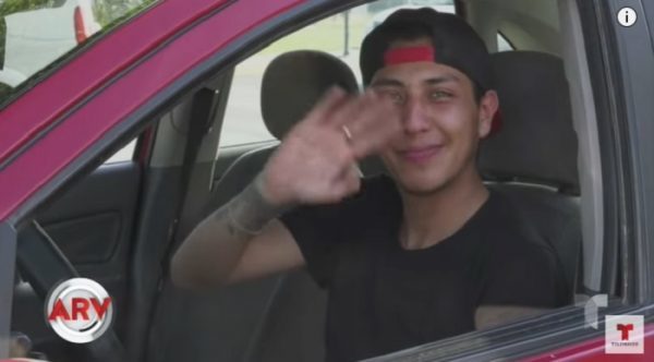 Regalan auto a enfermero que fue discriminado por chofer de bus
