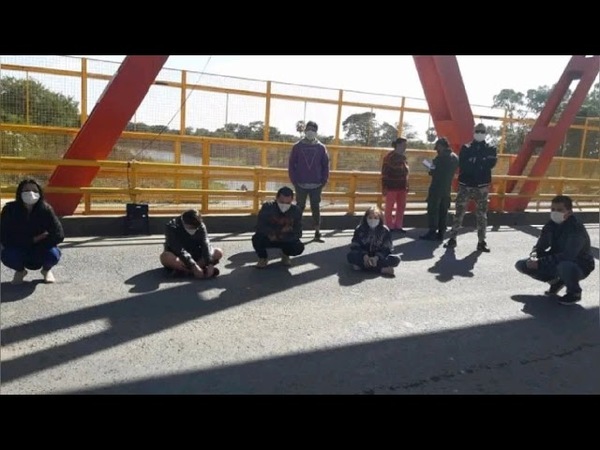 Argentinos varados en Puerto Falcón cierran paso fronterizo para exigir ayuda