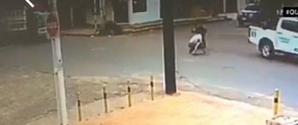 Malabarista empuja de la patrullera a policía que lo detuvo