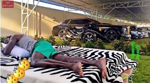 HOY / Pese a las duras críticas, Adebayor hace gala de su colección de costosos coches
