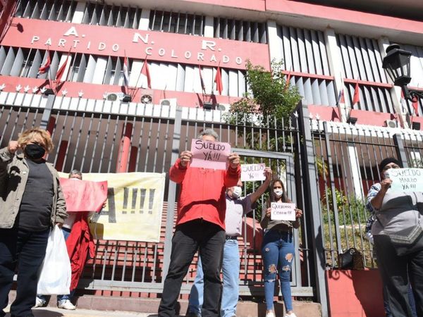 Trabajadores de la ANR piden cobrar salarios atrasados