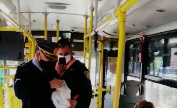 HOY / Comisario repartió tapabocas en colectivo "para protegernos todos"