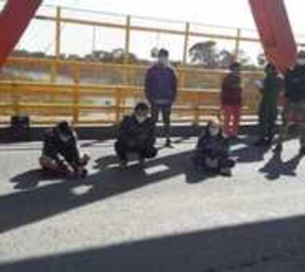 Argentinos varados en Puerto Falcón bloquean tránsito - Paraguay.com