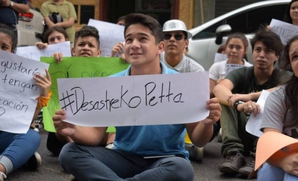 HOY / Estudiantes celebran interpelación a Petta y piden respuestas concretas