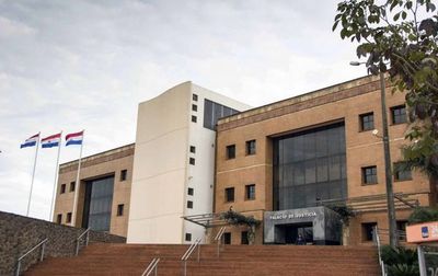 PJC: defensor público Indignado con la Justicia rompe sus títulos - Paraguay Informa