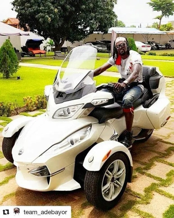 Adebayor alardea con su colección de costosos coches - Paraguay Informa