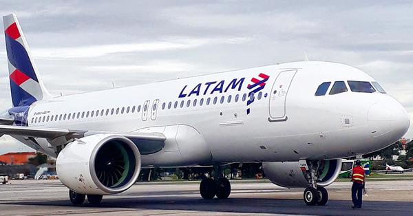 Latam anuncia uso obligatorio de tapabocas en todos sus vuelos