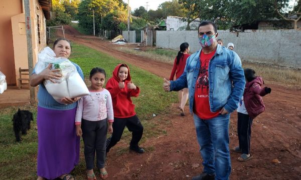 Donan cestas básicas de alimentos a familias de asentamientos de CDE