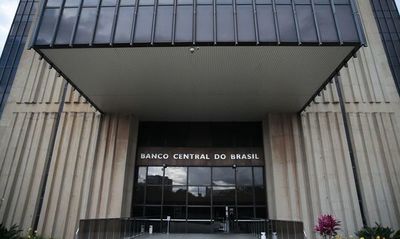 Brasil recorta tasa de interés más de lo esperado a mínimo récord de 3%