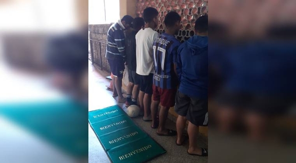 HOY / VIDEO | Jugaban un "partido so'o" en plena cuarentena y fueron pillados por la Policía: hay 5 detenidos
