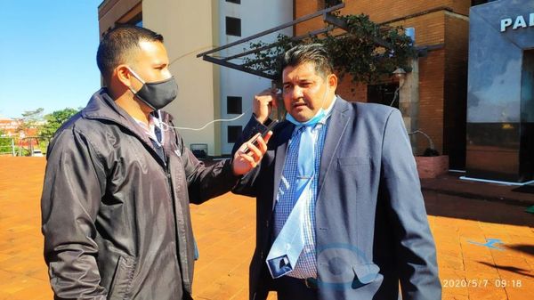 Indignado con la CSJ, Defensor Público rompe sus títulos frente al Palacio de Justicia