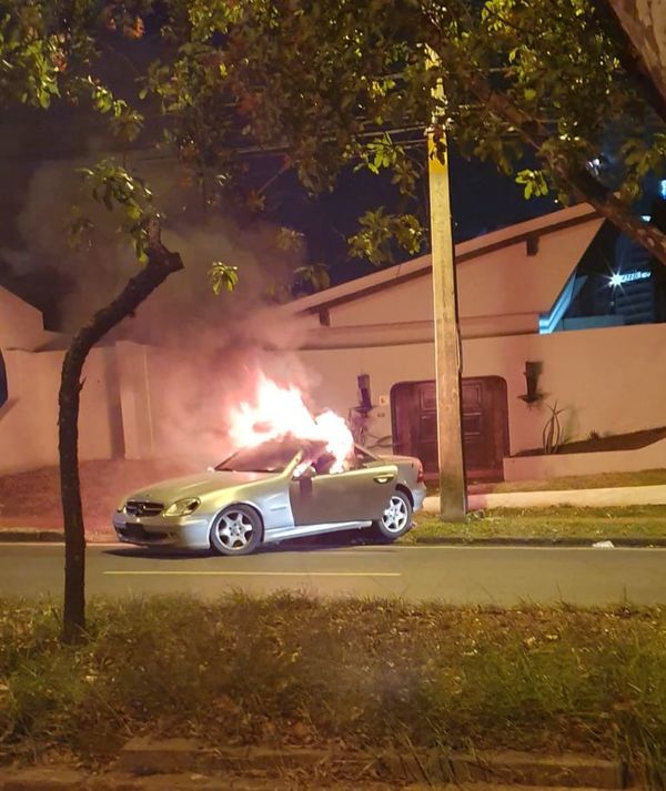 Hombre incendió su propio vehículo sobre San Martín - Nacionales - ABC Color