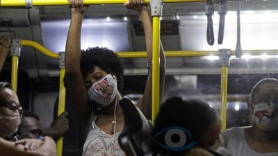 VIDEO: Una mujer es expulsada a patadas de un autobús en Brasil por no llevar puesta la mascarilla para protegerse del coronavirus