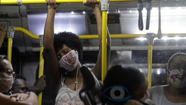 VIDEO: Una mujer es expulsada a patadas de un autobús en Brasil por no llevar puesta la mascarilla para protegerse del coronavirus