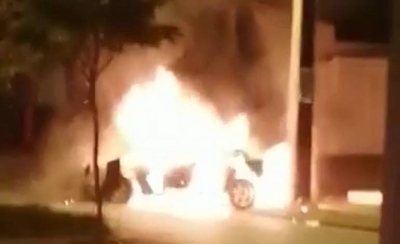 HOY / Joven quemó su vehículo frente al negocio de su padre