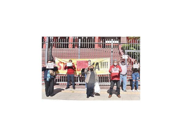 Funcionarios de la ANR se manifestaron por falta de cobro