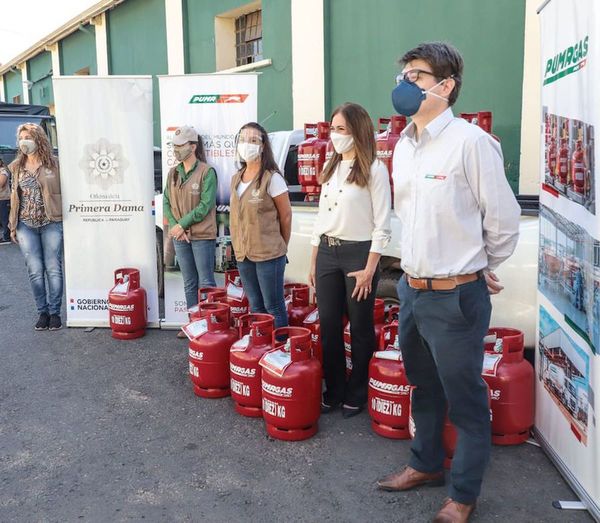 Firma dona garrafas para ollas populares