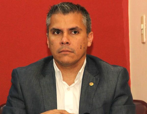 Cuestionan la tibia gestión de René Fernández