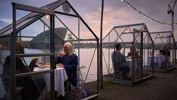 Mesas invernadero: el restaurante holandés que encontró una adorable solución para la reapertura