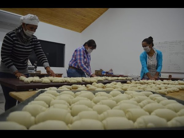 ''PANADERIA DEL AMOR'' DEDICAN SU TIEMPO A ELABORAR PANIFICADOS PARA LAS OLLAS POPULARES