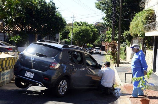 HOY / Auto cayó a un bache y Essap dice que dueña tiene derecho a reclamar