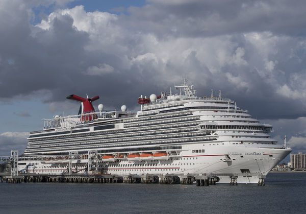 Decenas de miles de tripulantes atrapados en cruceros, desesperados por volver a casa