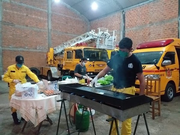 CON VENTA DE HAMBURGUESAS, BOMBEROS BUSCAN RECAUDAR FONDOS PARA COMPRAR EQUIPOS DE BIOSEGURIDAD