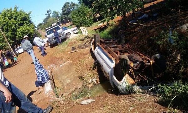 Camioneta cae de puente y termina  tumbado en el cauce de un arroyo – Diario TNPRESS