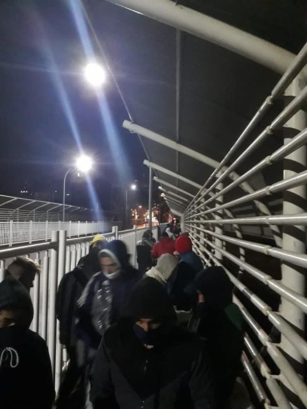 Brasileños asisten a paraguayos expuestos al frío en el Puente de la Amistad - Nacionales - ABC Color