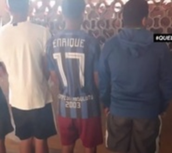 Jóvenes detenidos por disputar un torneo de fútbol en plena cuarentena - Paraguay.com