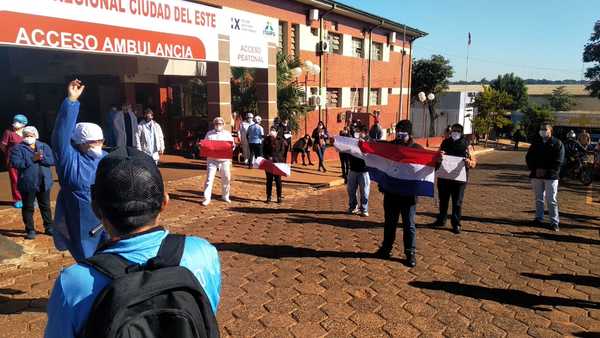 Profesionales de blanco reclaman desidia del Ministerio de Salud