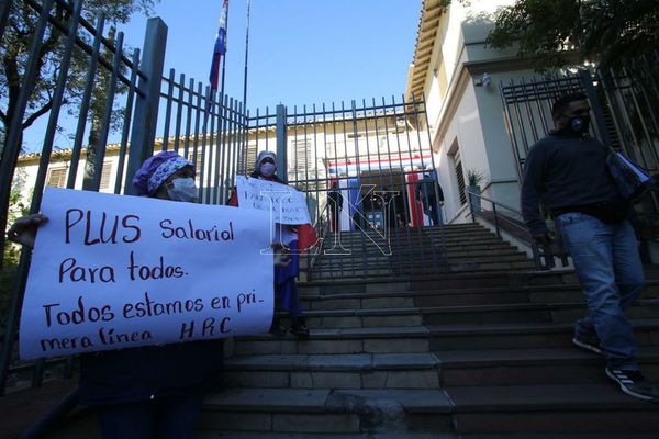 Enfermeros se manifiestan y dicen que Mazzoleni se olvidó de ellos