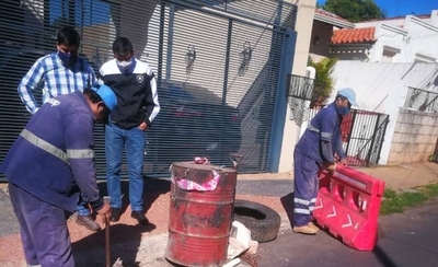 HOY / Essap arregla bache que se “tragó” rueda de un auto