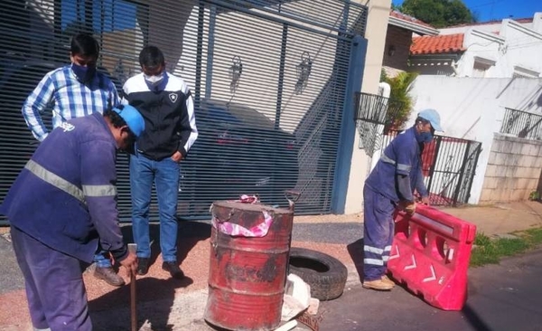 HOY / Essap arregla bache que se “tragó” rueda de un auto