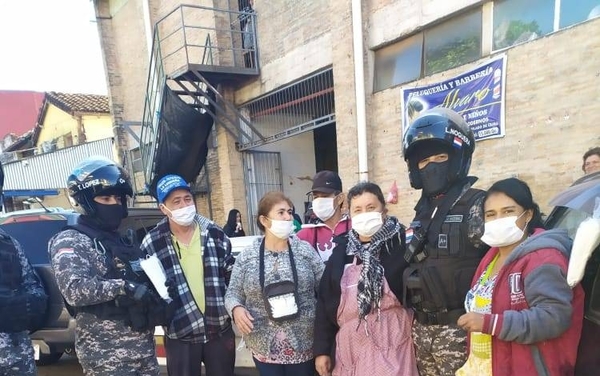 HOY / Ellos también: policías Lince reparten tapabocas en Mercado de Abasto