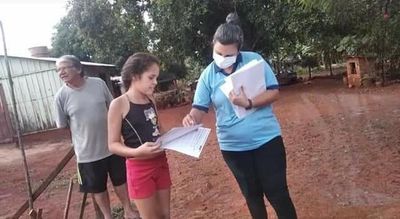 Docente de Franco lleva tarea a sus alumnos que no tienen celular ni internet  - ABC en el Este - ABC Color