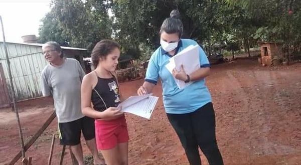 Docente de Franco lleva tarea a sus alumnos que no tienen celular ni internet  - ABC en el Este - ABC Color