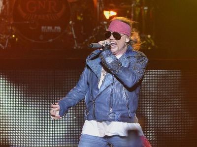 Axl Rose y secretario del Tesoro de EE.UU. protagonizan feroz pelea en redes - Música - ABC Color