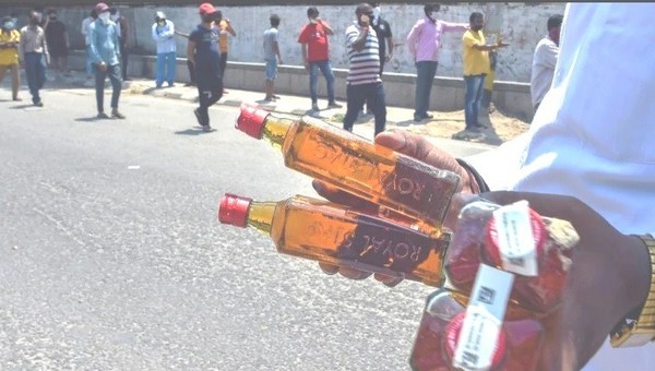 Gobierno indio ofrece a la población un vale electrónico para comprar bebidas alcohólicas y evitar aglomeraciones en las bodegas - ADN Paraguayo