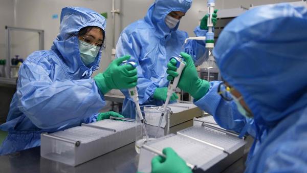 Científicos chinos hallan virus causante del Covid-19 en semen de pacientes internados
