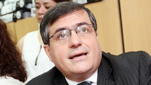 El despropósito de desvestir un santo para vestir otro