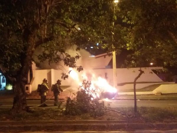 Joven incendia su auto para llamar la atención de su padre