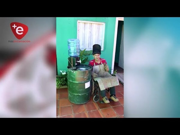 A PESAR DE SUS LIMITACIONES, CREA LAVATORIOS PORTÁTILES DE TAMBORES