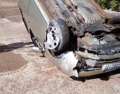 Vehículo vuelca en estacionamiento de supermercado