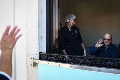 Encaramada en una grúa para ver a un ser querido en un hogar de ancianos en Portugal