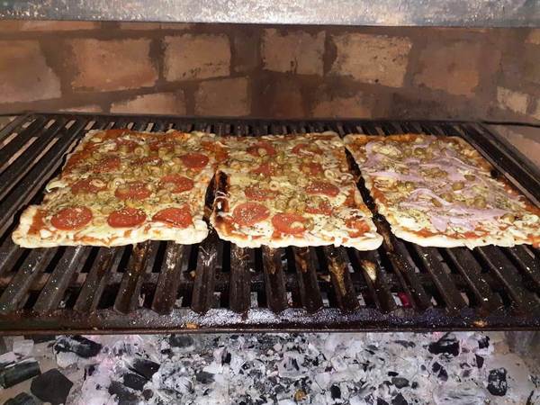 Pizzas caseras a la parrilla conquistan paladares en plena pandemia en Luque • Luque Noticias