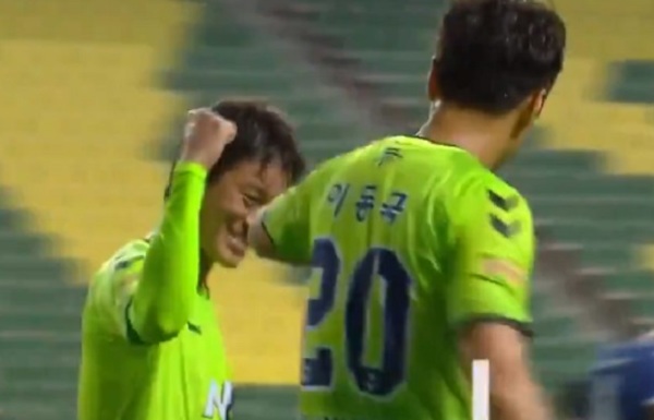 Así se festejó el gol en el retorno del fútbol en Corea